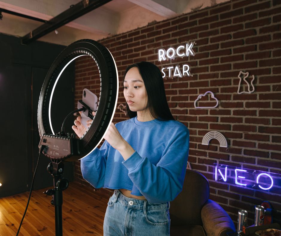 influencers chinos en su trabajo
