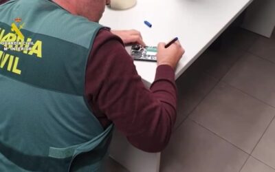 Instalaron una cámara en el baño de su casa para grabar imágenes íntimas de sus amigas
