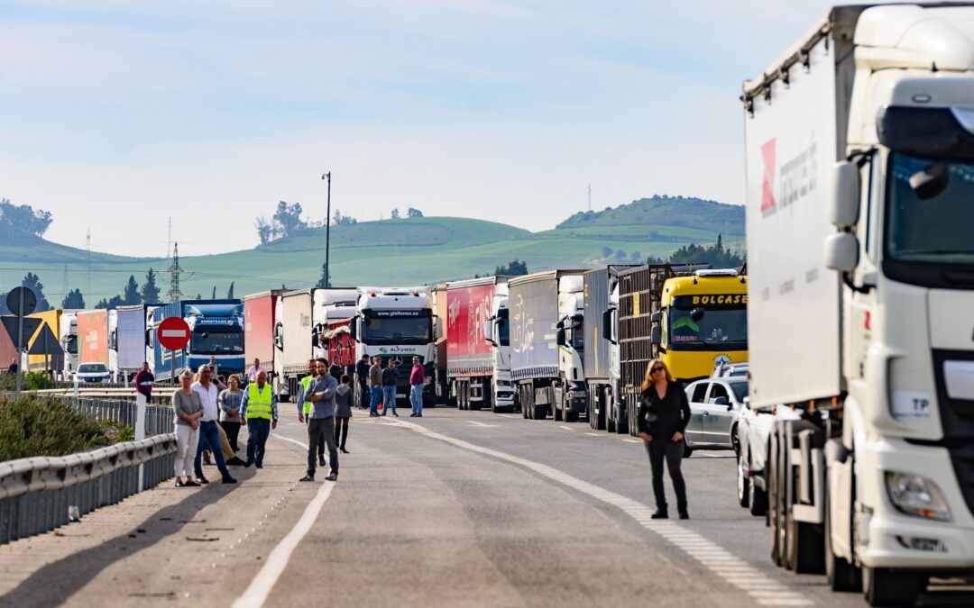 Detenido un conductor en Sevilla por intentar agredir con un palo a los agricultores que cortaban la AP-4