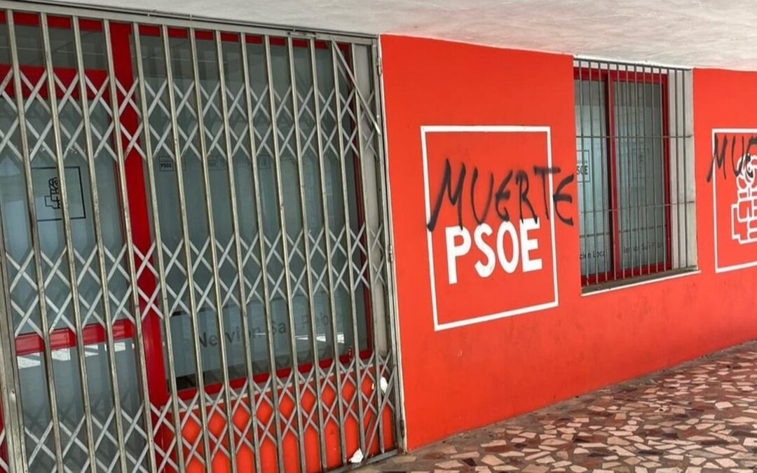 Nuevas pintadas contra el PSOE en Sevilla deseando la “muerte” a los socialistas