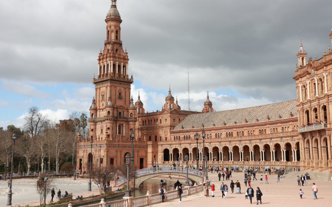 Sevillanos, hoteleros, agencias de viajes… rechazo unánime a pagar por entrar en la plaza de España