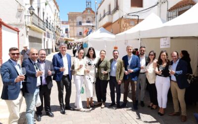 Crespo (PP) visita las Cruces de Mayo de Adra y Feria del Vino de Laujar (Almería) tras anunciarse su candidatura al 9J