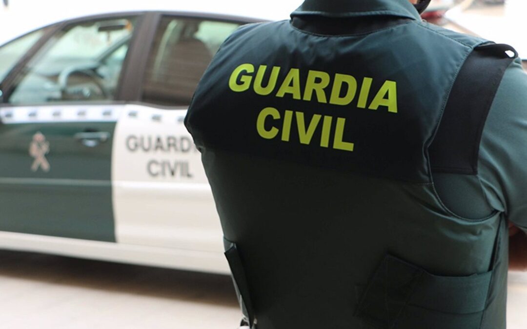 Personas vestidas de la Guardia Civil dejan a un hombre tiroteado frente a un hospital de Sevilla