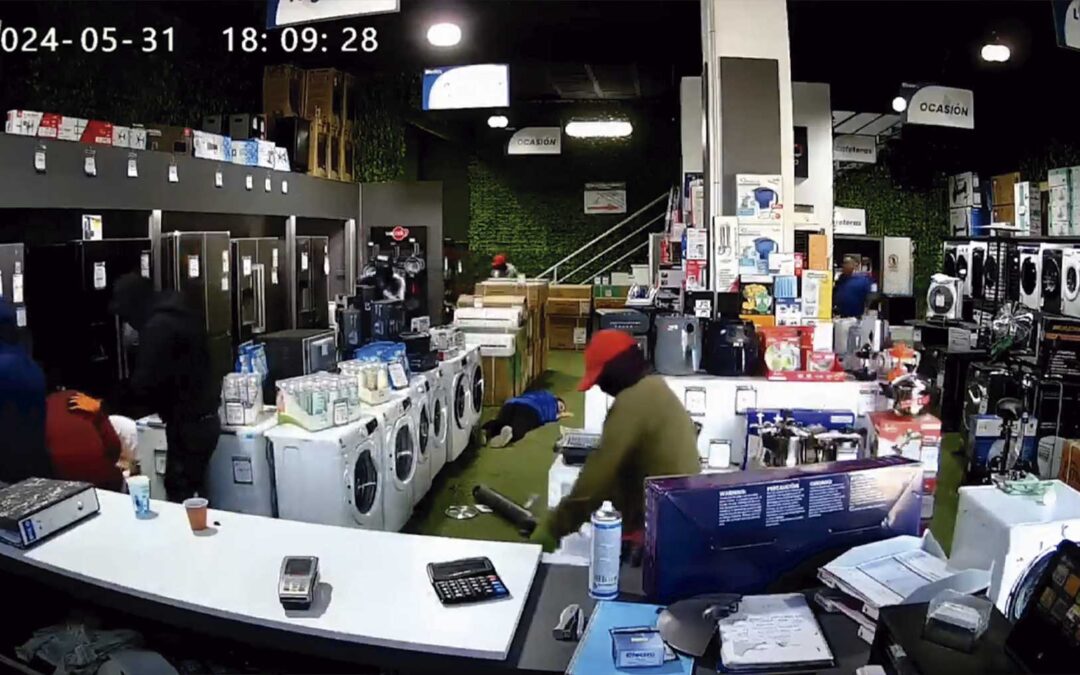 Llegaron siete encapuchados y apalearon a los clientes