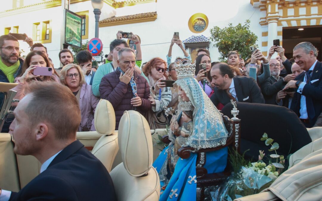 Cientos de sevillanos hacen noche frente a la iglesias de la Magdalena para casarse