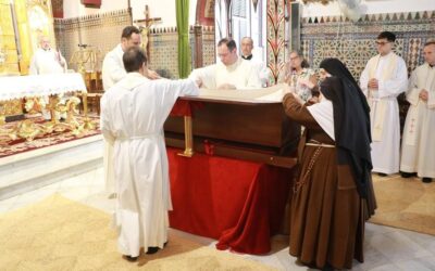 Trasladan a la capilla sacramental los restos del padre Torres Padilla