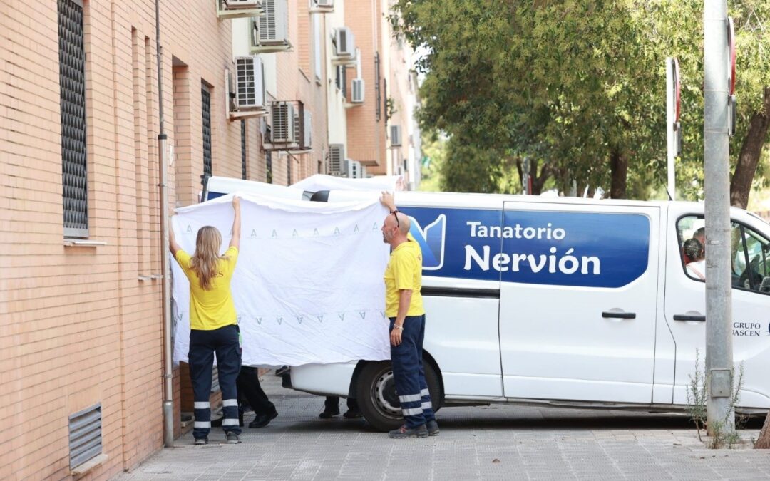 Un hombre mata a puñaladas a su mujer en Sevilla y llama a su hijo para confesar el crimen