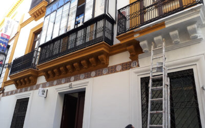 Pintura blanca para los azulejos de una fachada de la calle Harinas