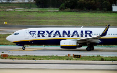 Un avión aborta su aterrizaje en Sevilla a pocos metros de la pista