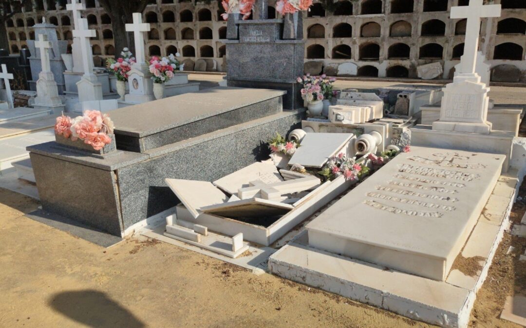 destrozan de madrugada más de 70 tumbas en el cementerio