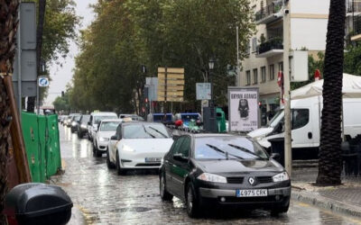 Colas de vehículos en el acceso al centro de Sevilla por la avenida Reyes Católicos