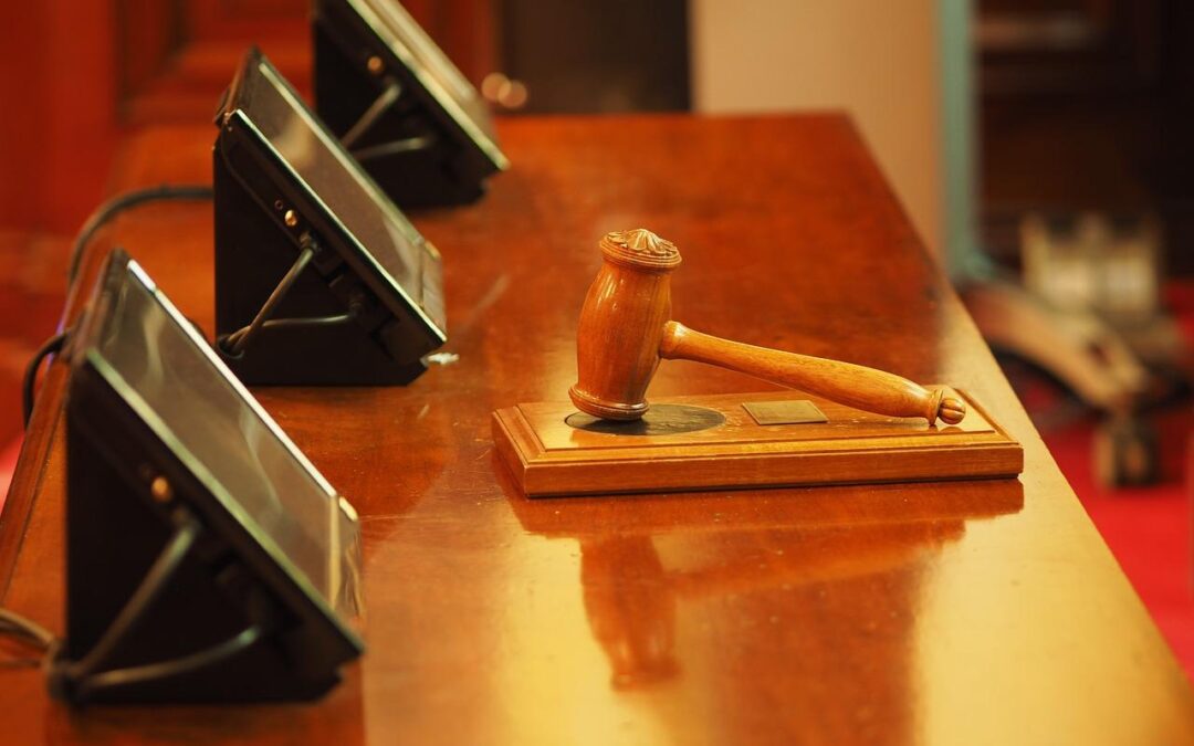Condenado a cinco años por agresión sexual continuada a la novia de su hijo de 19 años