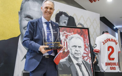 JoaquÃ­n CaparrÃ³s recibe el galardÃ³n ‘Banquillo de Oro RamÃ³n Encinas’