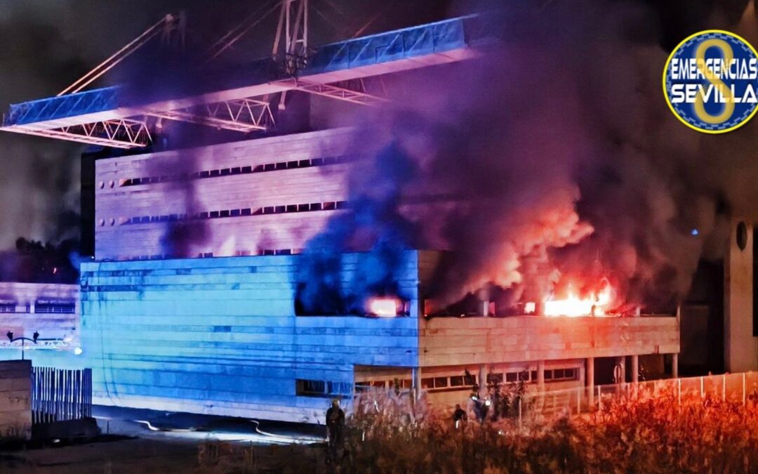 Un enorme incendio se extiende por el auditorio Rocío Jurado de Sevilla