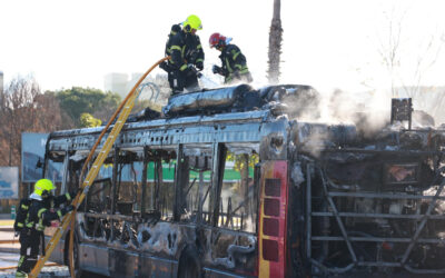 Se incendia un autobús de Tussam en el polígono la Negrilla de Sevilla por un problema con el motor