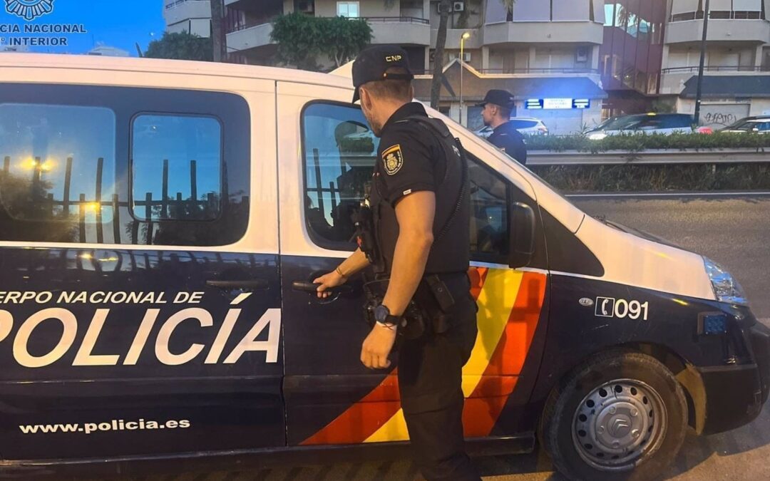 un extranjero de raza negra persigue, besa y manosea a varias menores en un colegio