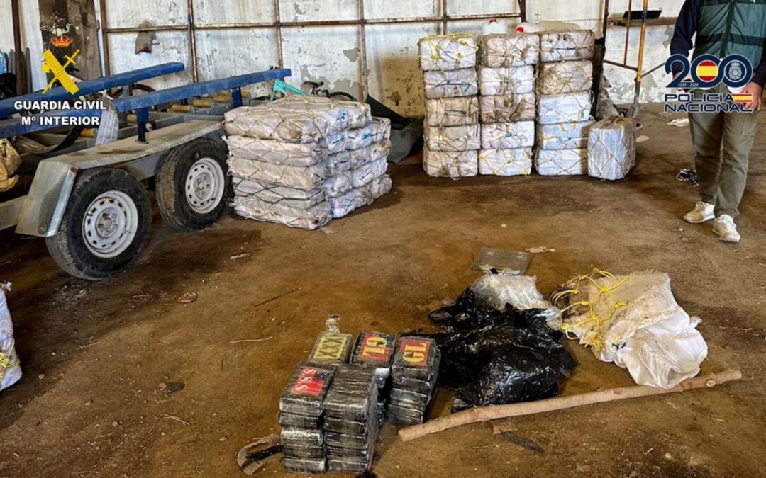 Cae en Sevilla una red paramilitar de narcos con varios kalashnikov y casi 3.000 kilos de cocaína