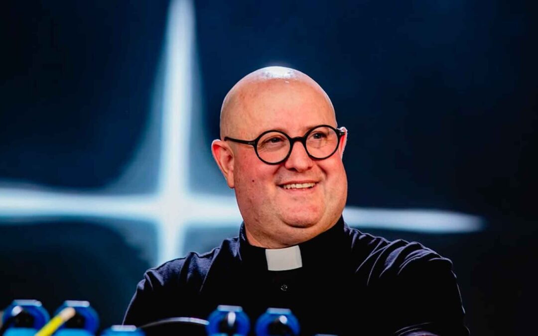 Padre Guilherme, el cura DJ que montará una rave en una discoteca de Sevilla