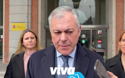 Sanz reclama a Puente, en catalán y en castellano, la conexión Santa Justa-aeropuerto