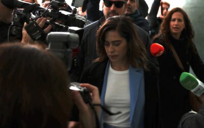 Las imágenes del juicio a María León por el incidente con la Policía Local de Sevilla.