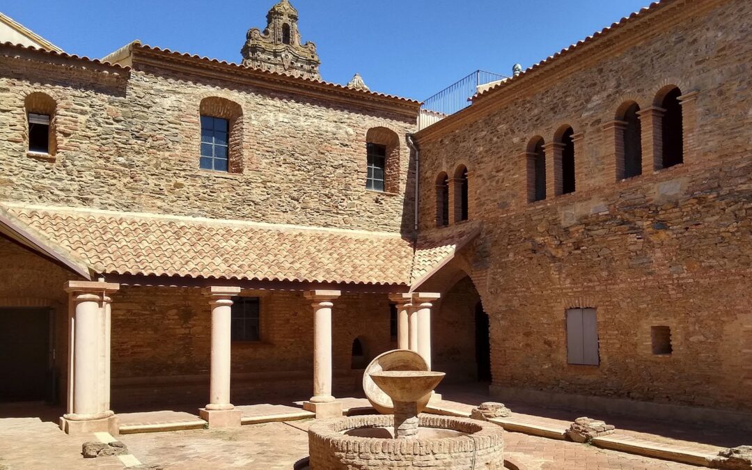 Casi nadie lo sabe, pero uno de los pueblos más infravalorados de Sevilla te permite dormir en un monasterio del siglo XV